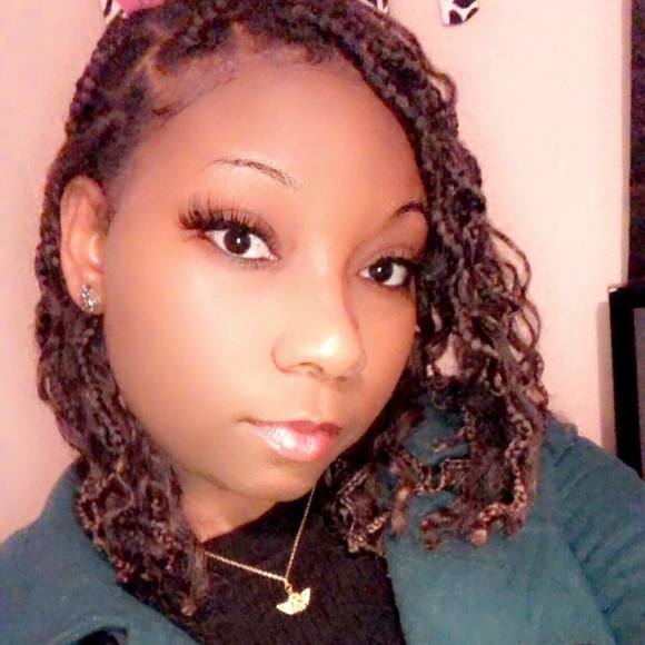 Poshmark profile picture for @lifeline